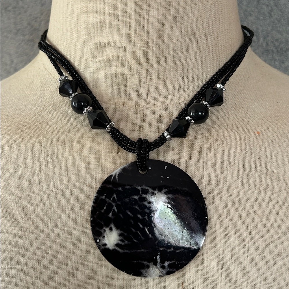 Black Beaded 🐚 Shell Choker Necklace
